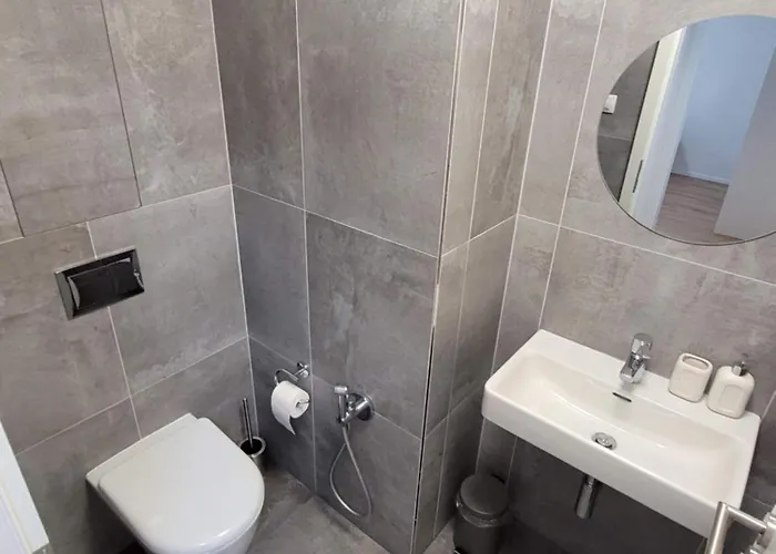 Newly Built With Balcony, Ac And Free Indoor Garage Appartement Praag