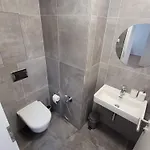 Newly Built With Balcony, Ac And Free Indoor Garage 公寓 布拉格