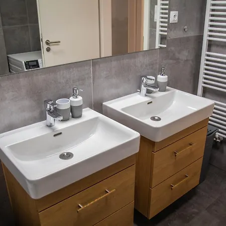 Appartement Newly Built With Balcony, Ac And Free Indoor Garage Praag