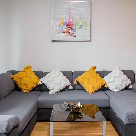 Lejlighed Newly Built With Balcony, Ac And Free Indoor Garage Prag