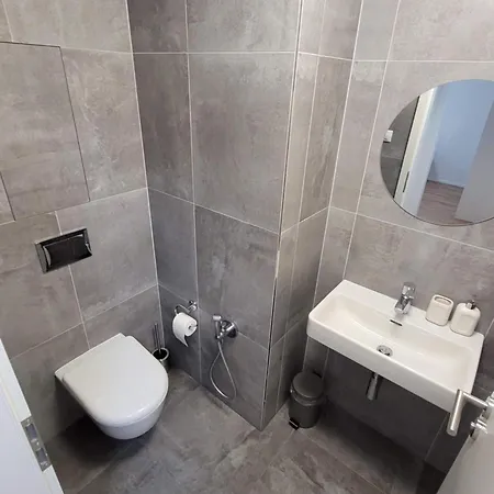 Newly Built With Balcony, Ac And Free Indoor Garage Apartamento Praga